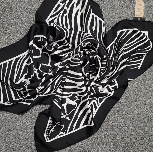 Versace silk scarf - Picture 5 of 7